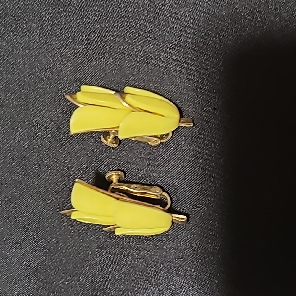 YELLOW DOUBLE TULIPS! VINTAGE BACK CLIP SCREW TIGHTENED CLASP! GOLD PLATED TIPS!